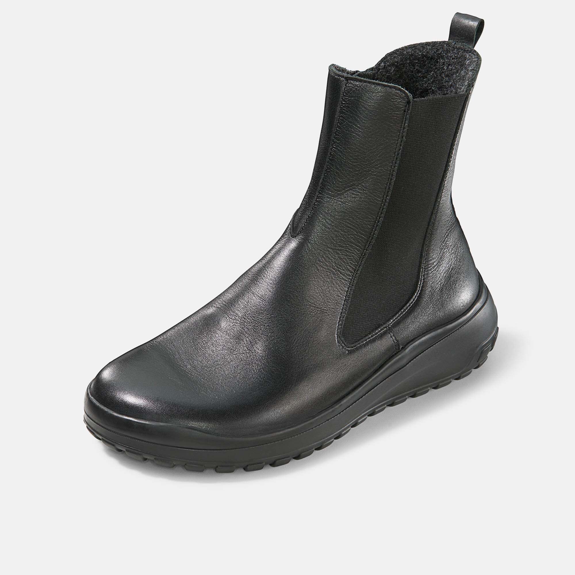 Schwarze Stiefelette mit breiter Passform. Reißverschluss, elastischer Einsatz und Profilsohle. Innenfutter aus grauem Stoff.