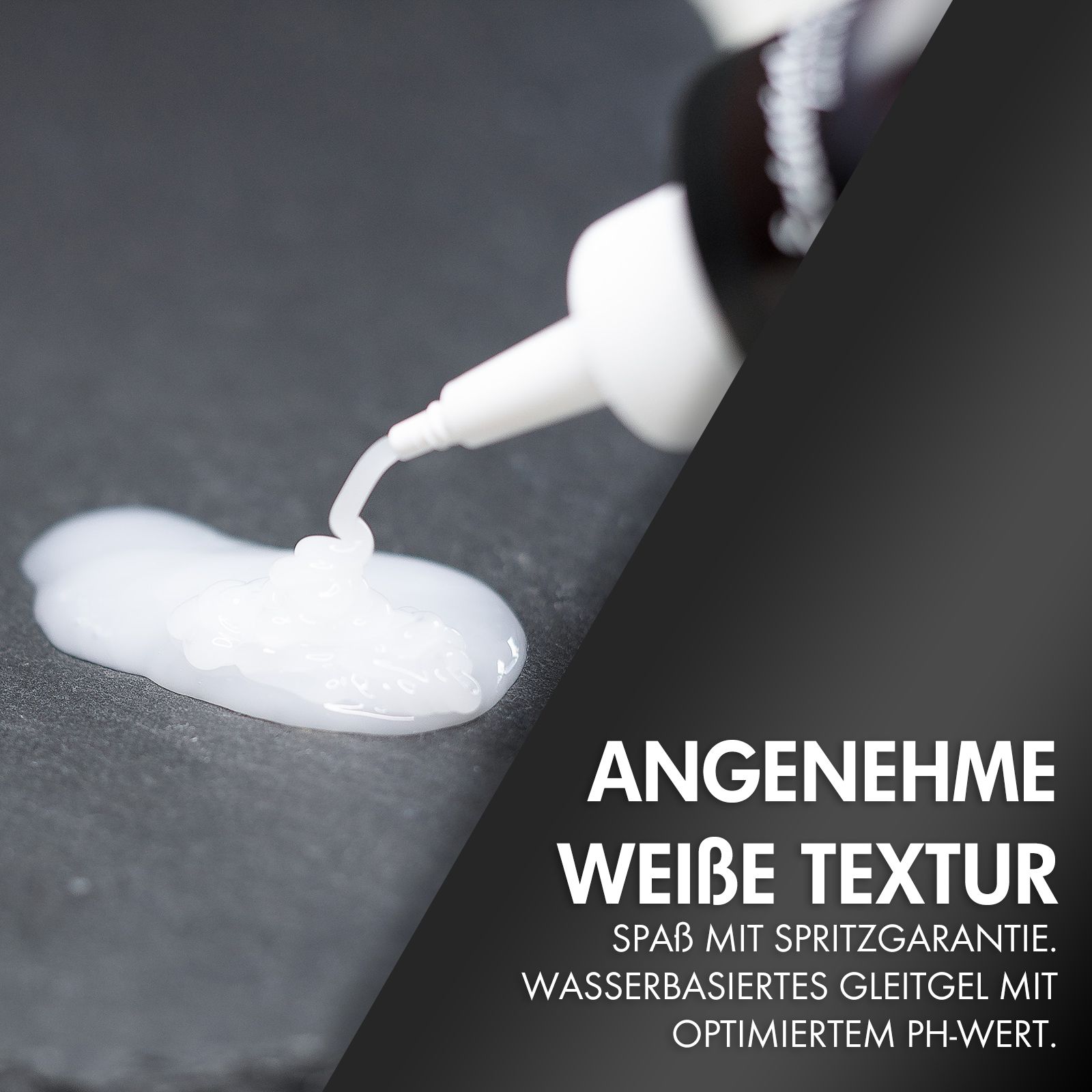Weißes Gel wird aus Flasche gedrückt. Text: Angenehme weiße Textur. Wasserbasiert.