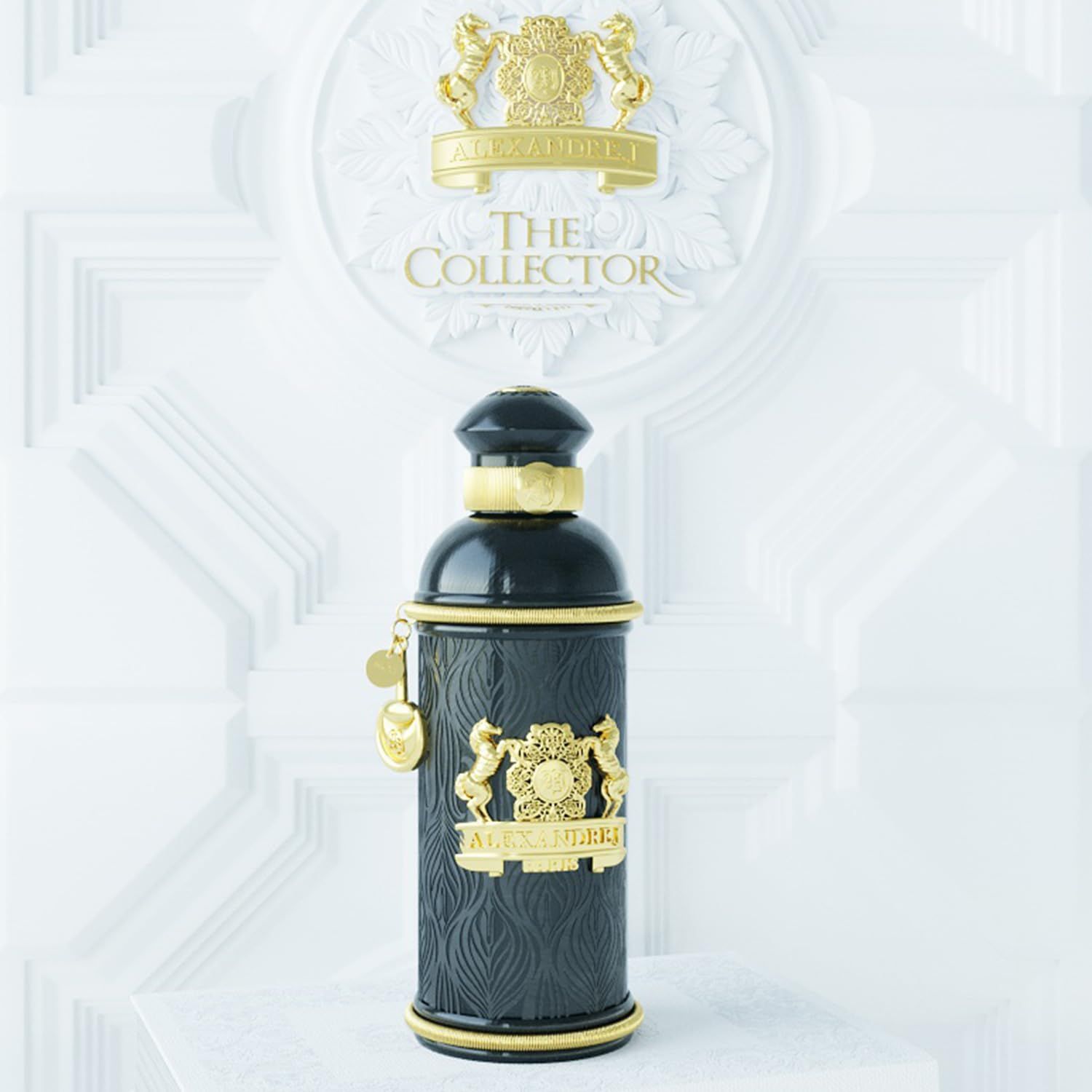 Schwarze Flasche mit goldfarbenen Verzierungen vor weißem Hintergrund. Aufschrift: The Collector.