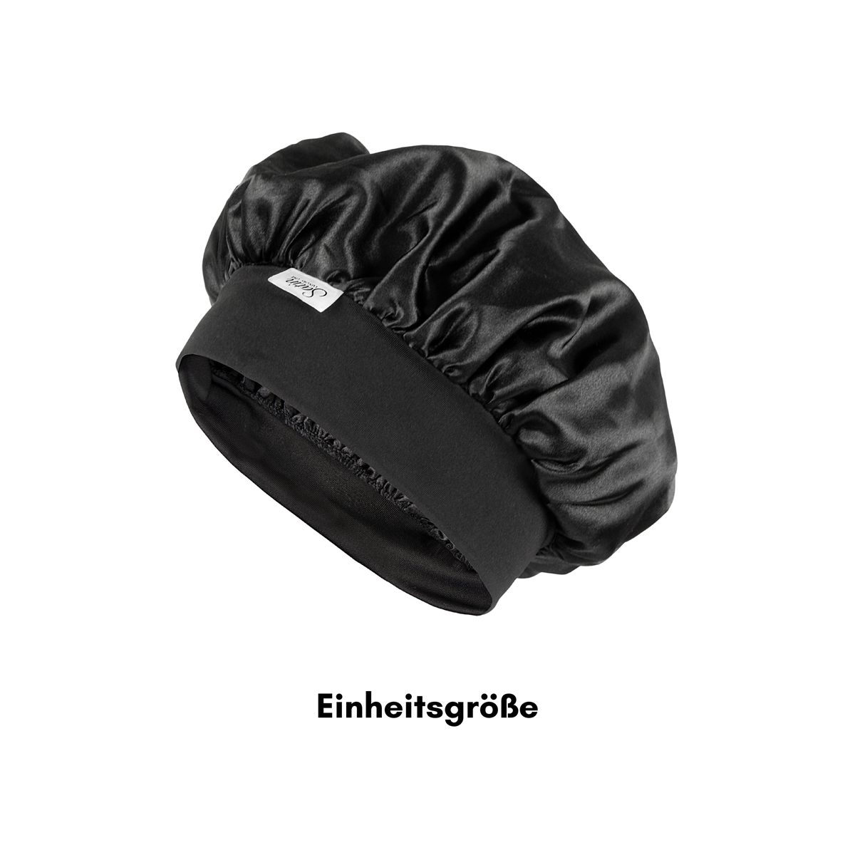 Zwarte satijnen slaapmuts met een zwarte elastische band. Op de muts is een klein label met het woord "Satin" bevestigd. De tekst "One size" is zichtbaar. Het product is ontworpen voor nachtelijk gebruik.