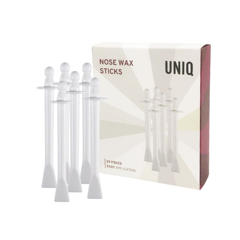Fünf weiße Nasenwachssticks neben einer UNIQ-Verpackung für 20 Stück.