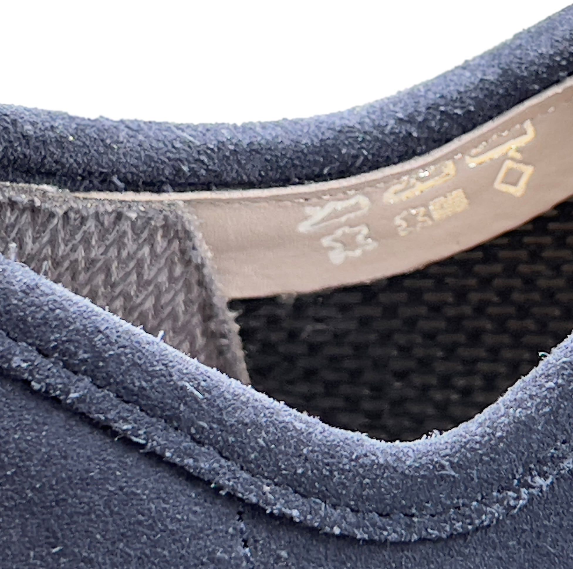 Nahaufnahme des Schuhmaterials. Blaues Wildleder. Hellgrauer Hintergrund.