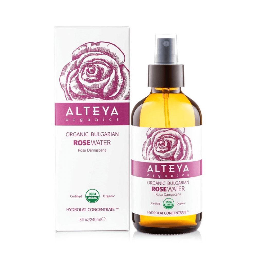 Braune Glasflasche mit Sprühkopf und Karton. Aufschrift: Alteya Organics, Rosenwasser. USDA Organic-Zertifizierung.
