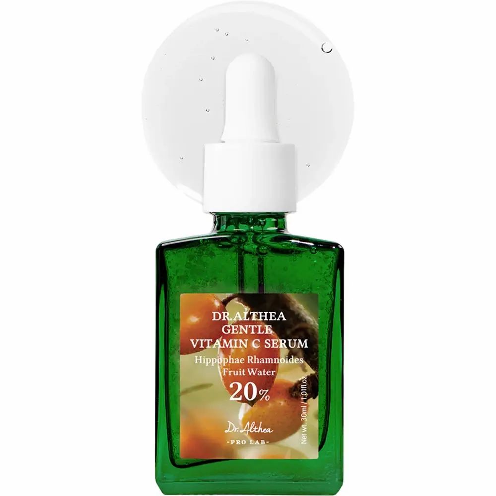 Grüne Glasflasche mit weißer Pipette. Aufschrift: Dr. Althea Gentle Vitamin C Serum, 20%.