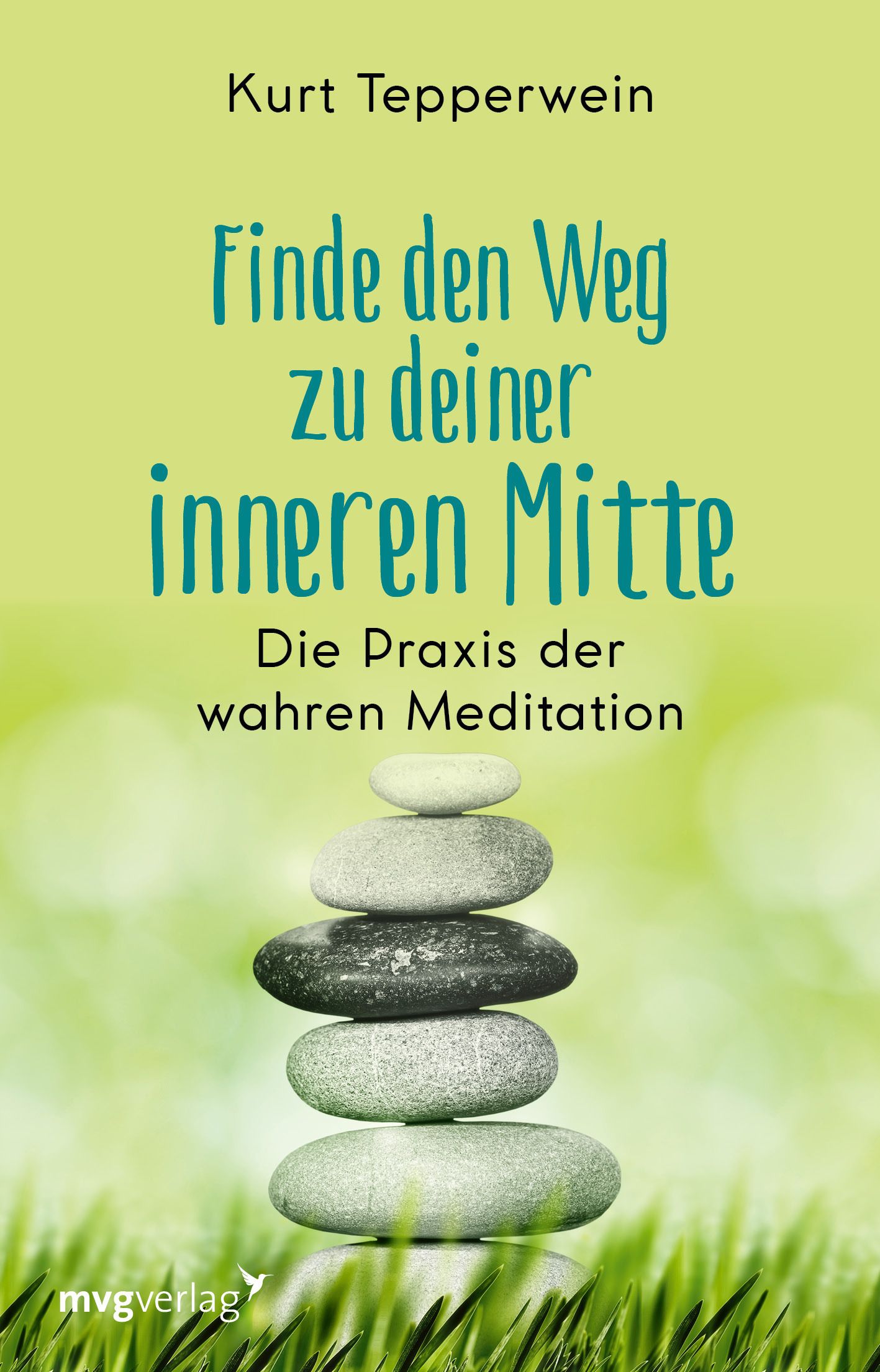Buchcover mit Titel "Finde den Weg zu deiner inneren Mitte". Autor: Kurt Tepperwein. Steinturm vor grünem Hintergrund.