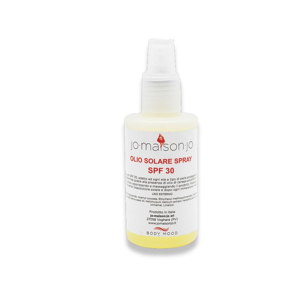 Flacone spray di olio solare. Scritta: Jo.Maison.Jo, Olio Solare Spray SPF 30. Erogatore bianco, liquido giallo.