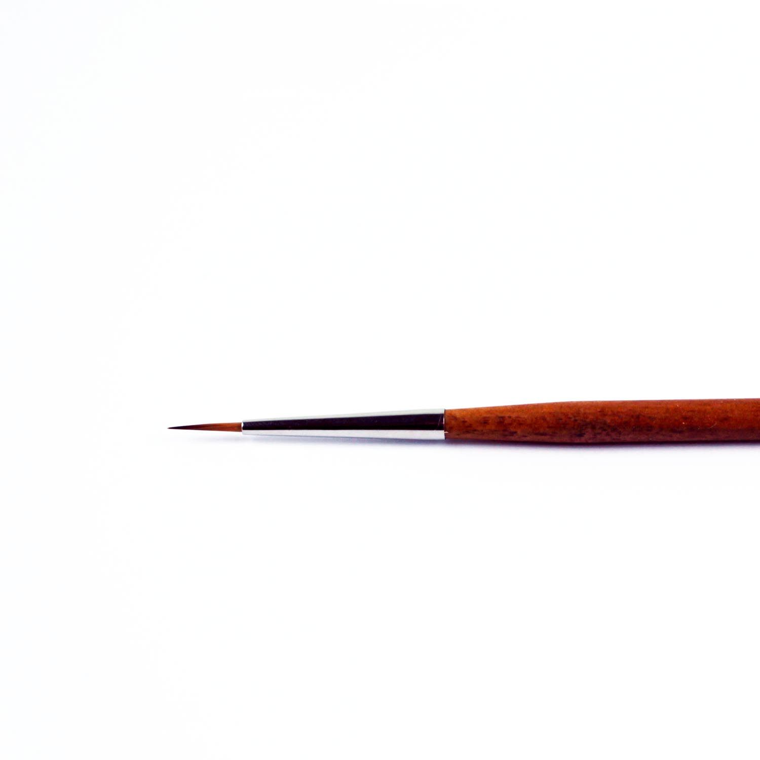 Eyeliner-Pinsel mit braunem Holzgriff, schwarzem Schaft und feiner Spitze. Auf weißem Hintergrund.