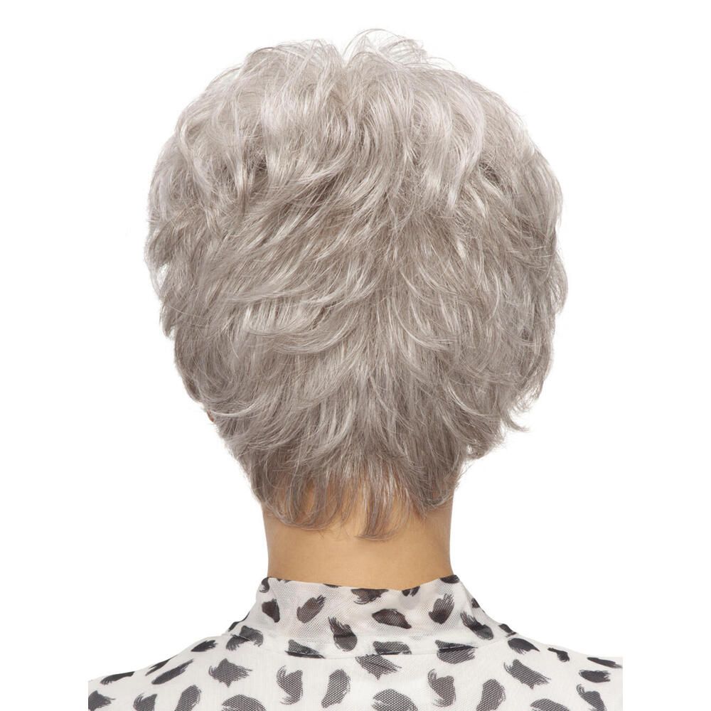 Graue Kurzhaarperücke. Rückansicht einer Frau mit Perücke. Die Perücke hat welliges Haar.