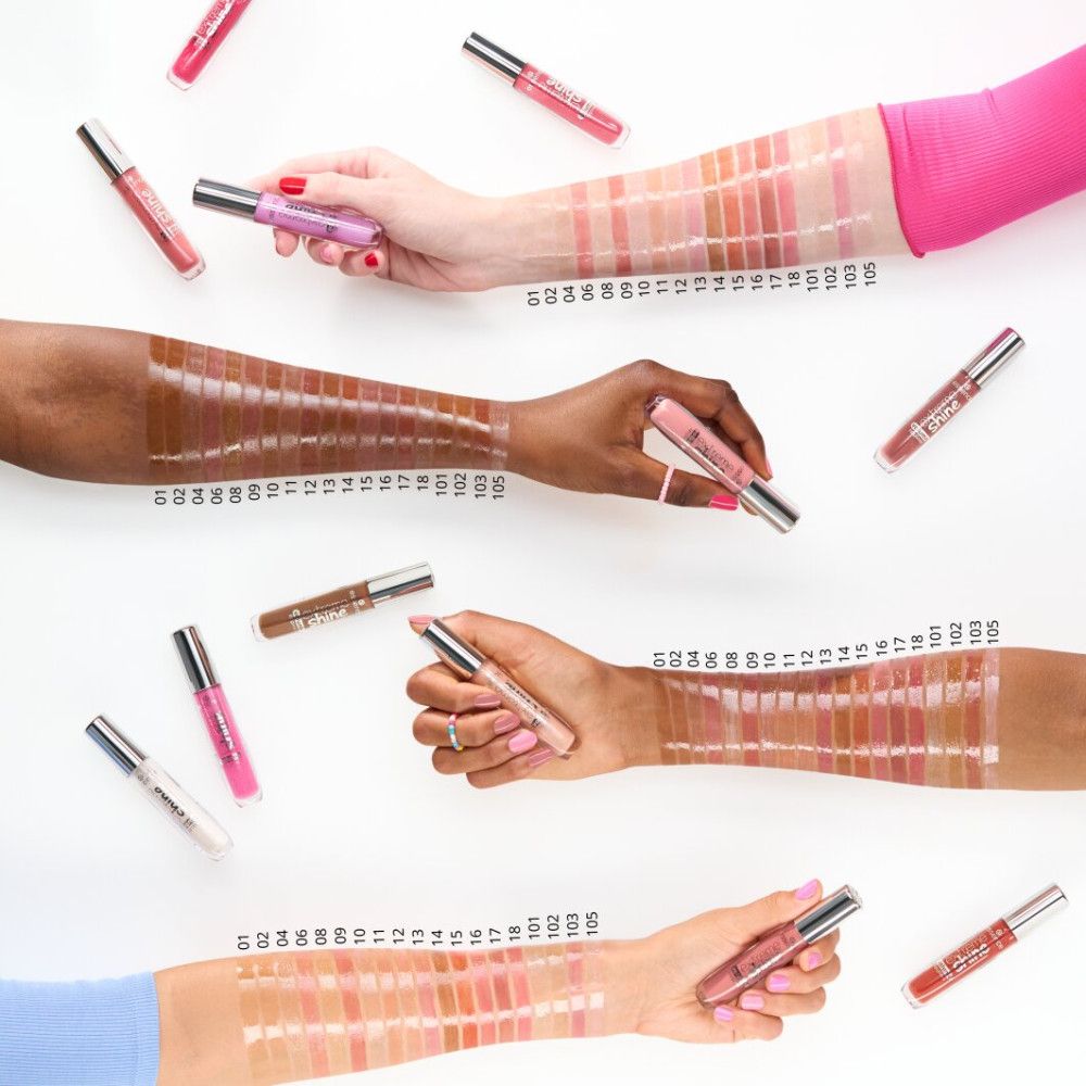 Mehrere Hände mit Lipgloss-Swatches auf dem Arm. Verschiedene Hauttöne und Farben. Marke: Essence.
