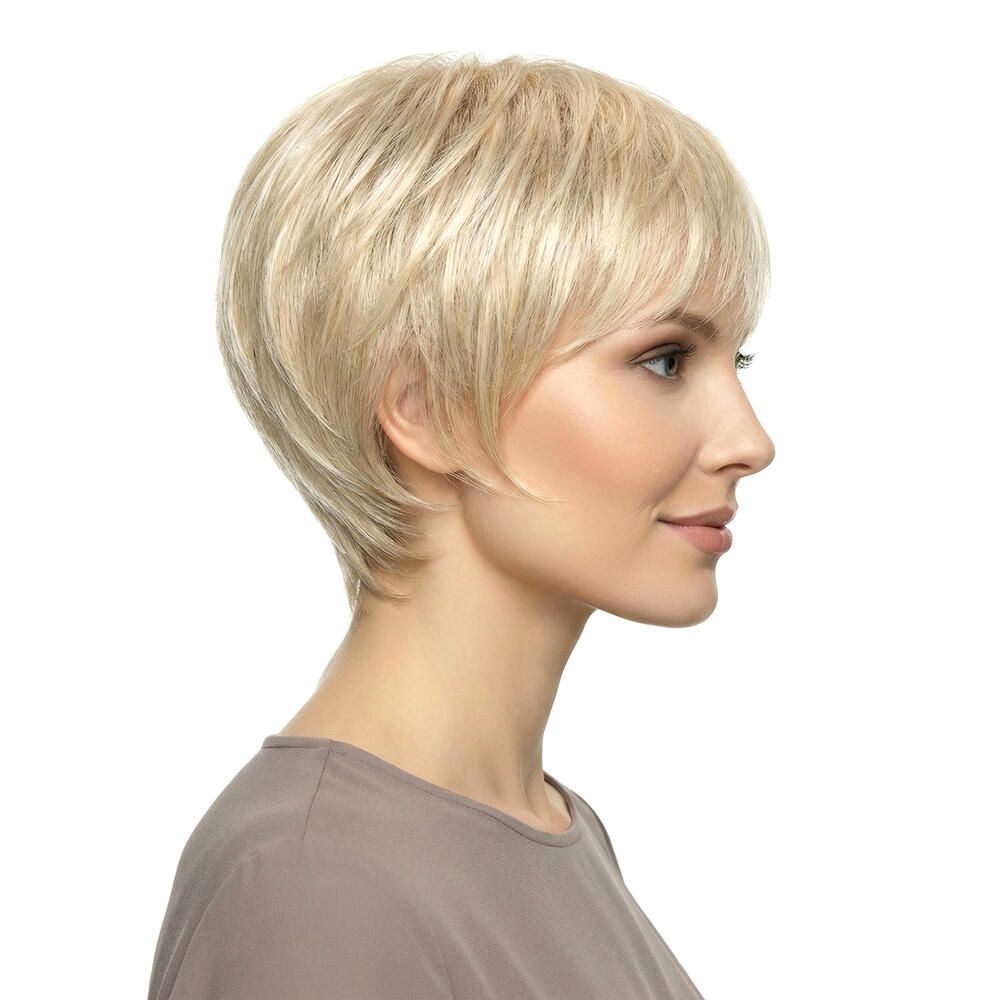 Blonde Perücke mit kurzem, gestuftem Schnitt. Seitenansicht einer Frau mit braunem Oberteil.