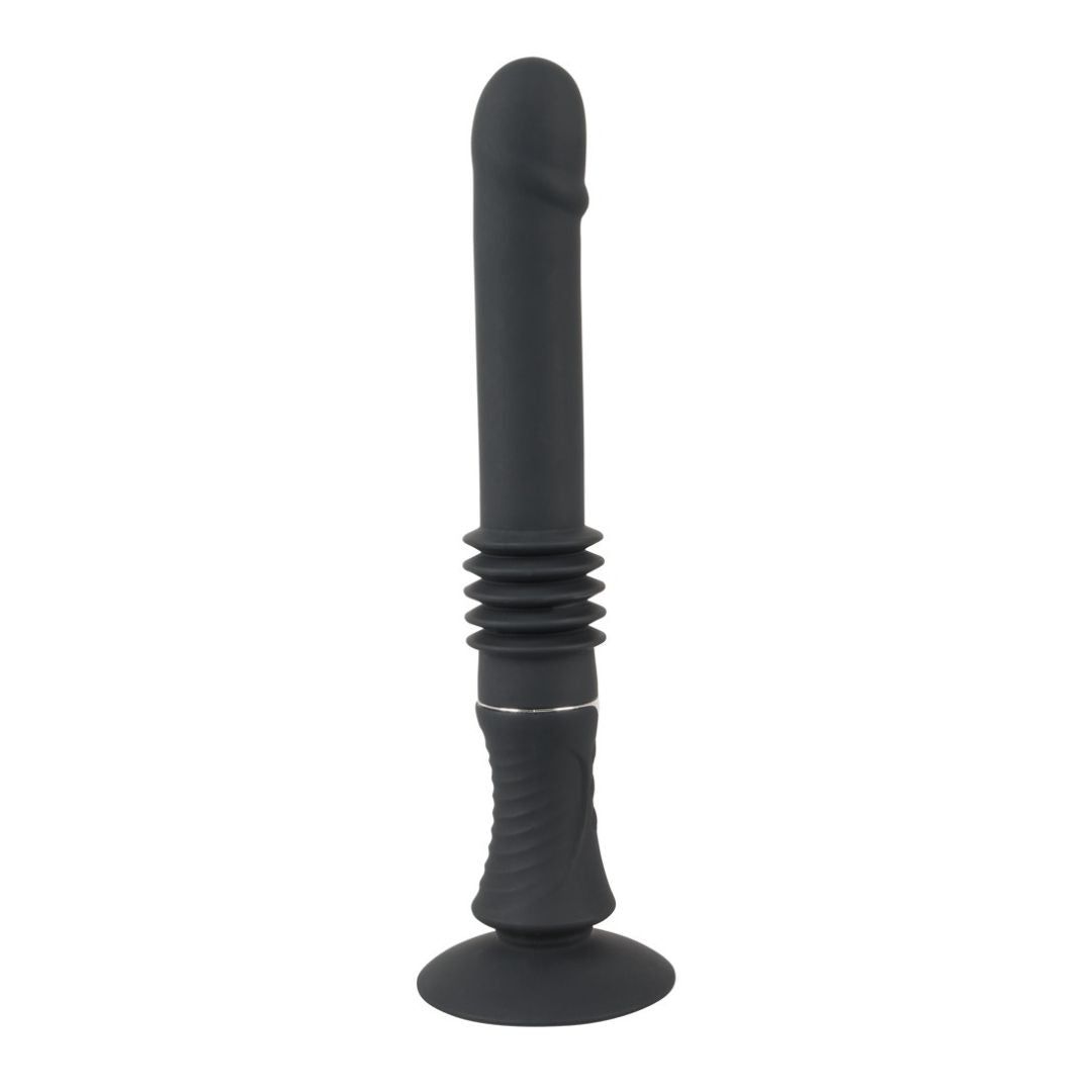 Schwarzer Vibrator mit abgerundeter Spitze, geriffelter Mitte und Saugfuß. Silberfarbene Akzente.