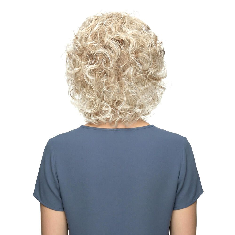 Hellblonde Perücke mit Locken. Die Frau trägt ein blaues Oberteil. Rückansicht.