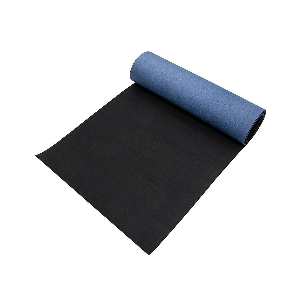 Yoga- und Gymnastikmatte, teilweise ausgerollt. Blaue Oberseite, schwarze Unterseite. Rolle sichtbar.