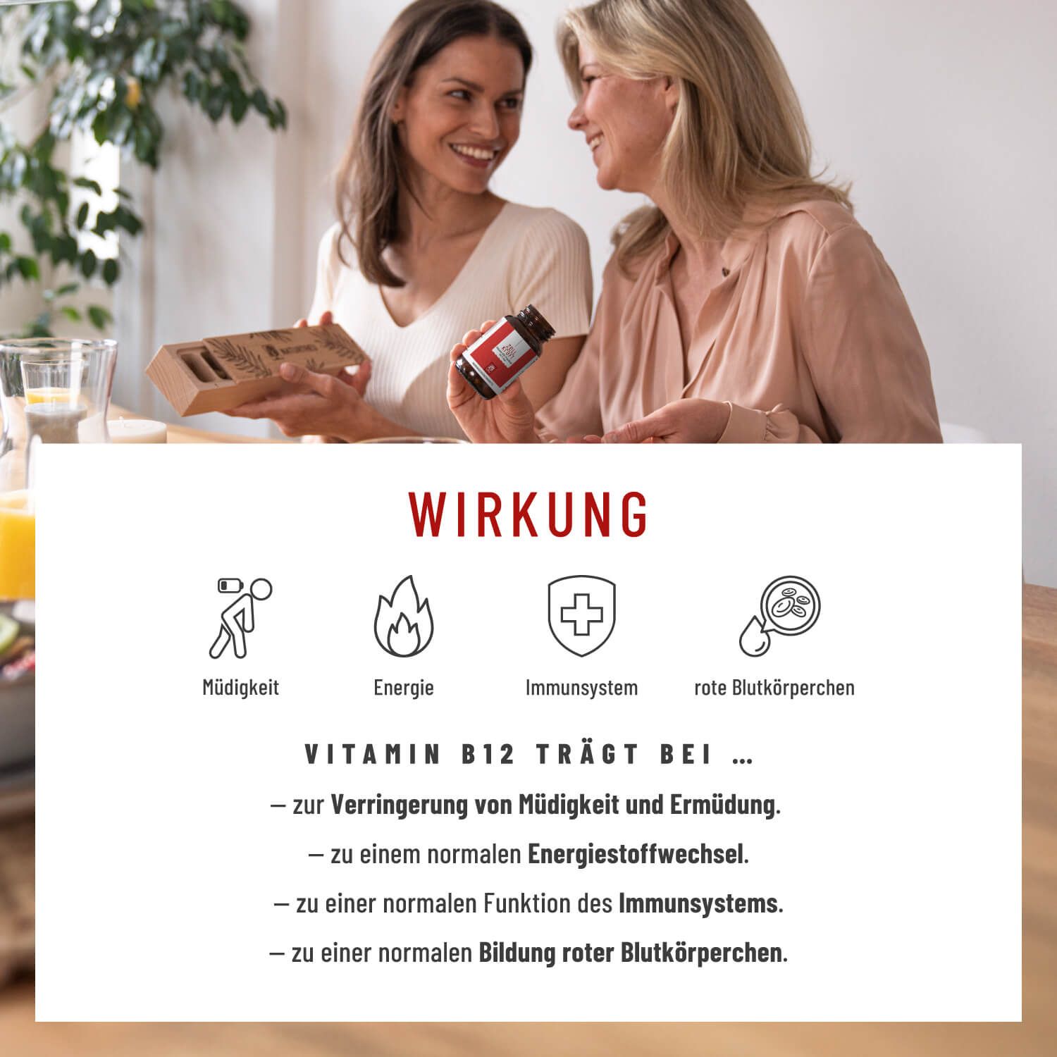 Zwei Frauen sitzen an einem Tisch. Eine hält eine Flasche Vitamin B12-Presslinge. Text: Wirkung. Symbole für Müdigkeit, Energie, Immunsystem, rote Blutkörperchen.