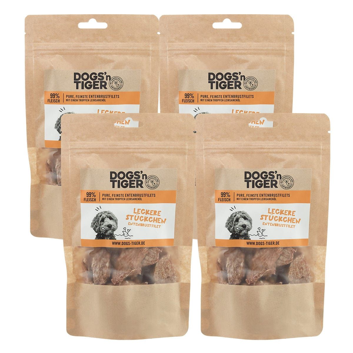 Mehrere Beutel Hunde-Snacks. Aufdruck: Dogs'n Tiger, Leckere Stückchen, 100% Entenbrustfilet.