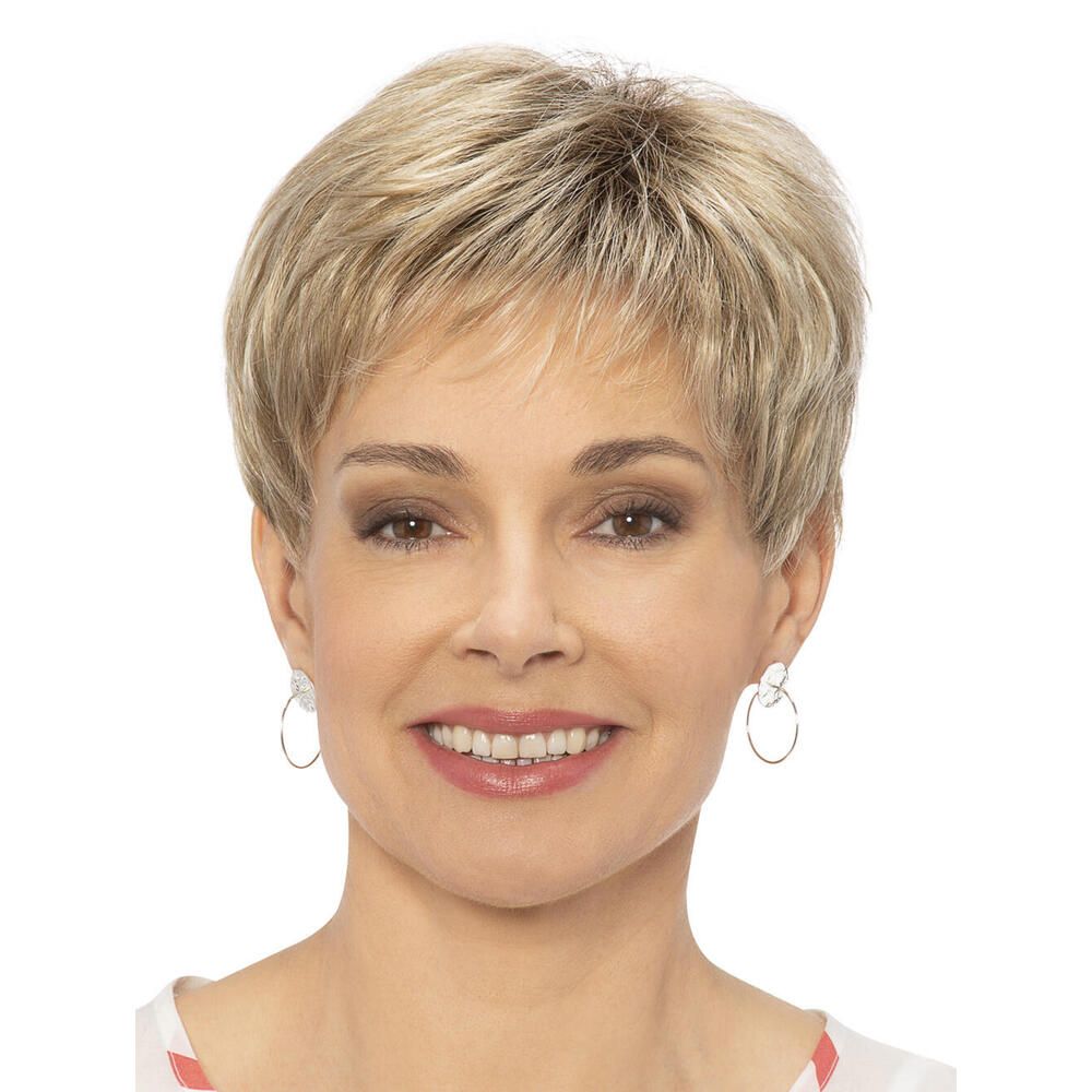 Kurzhaarperücke, blondiert, mit Pony. Frau mit Ohrringen. Frontansicht.