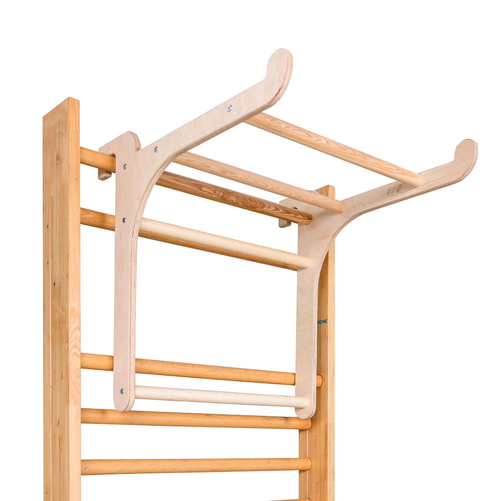 Klimmzugbügel Multi an Sprossenwand. Holzkonstruktion mit Griffen und Stangen.