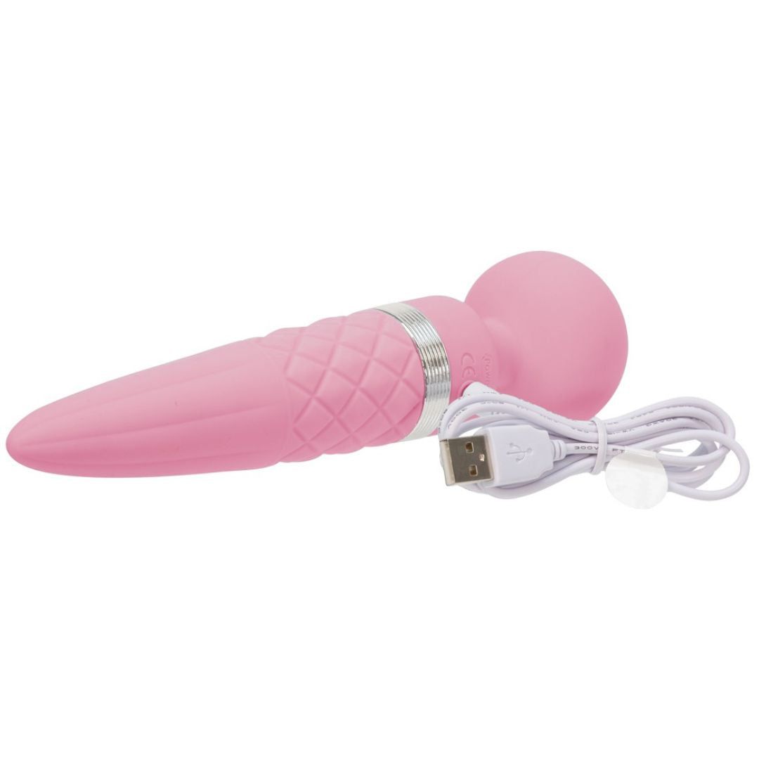 Rosa Massagegerät mit diamantförmiger Textur und kugelförmigem Kopf. Inklusive weißem USB-Ladekabel.