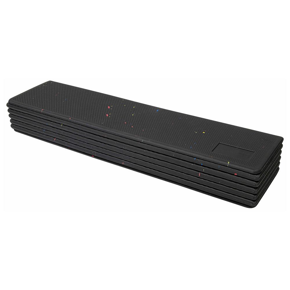 Gefaltete, schwarze Fitnessmatte mit farbigen Spritzern. Rechteckige Form, geriffelte Oberfläche. Mehrere Schichten sichtbar.