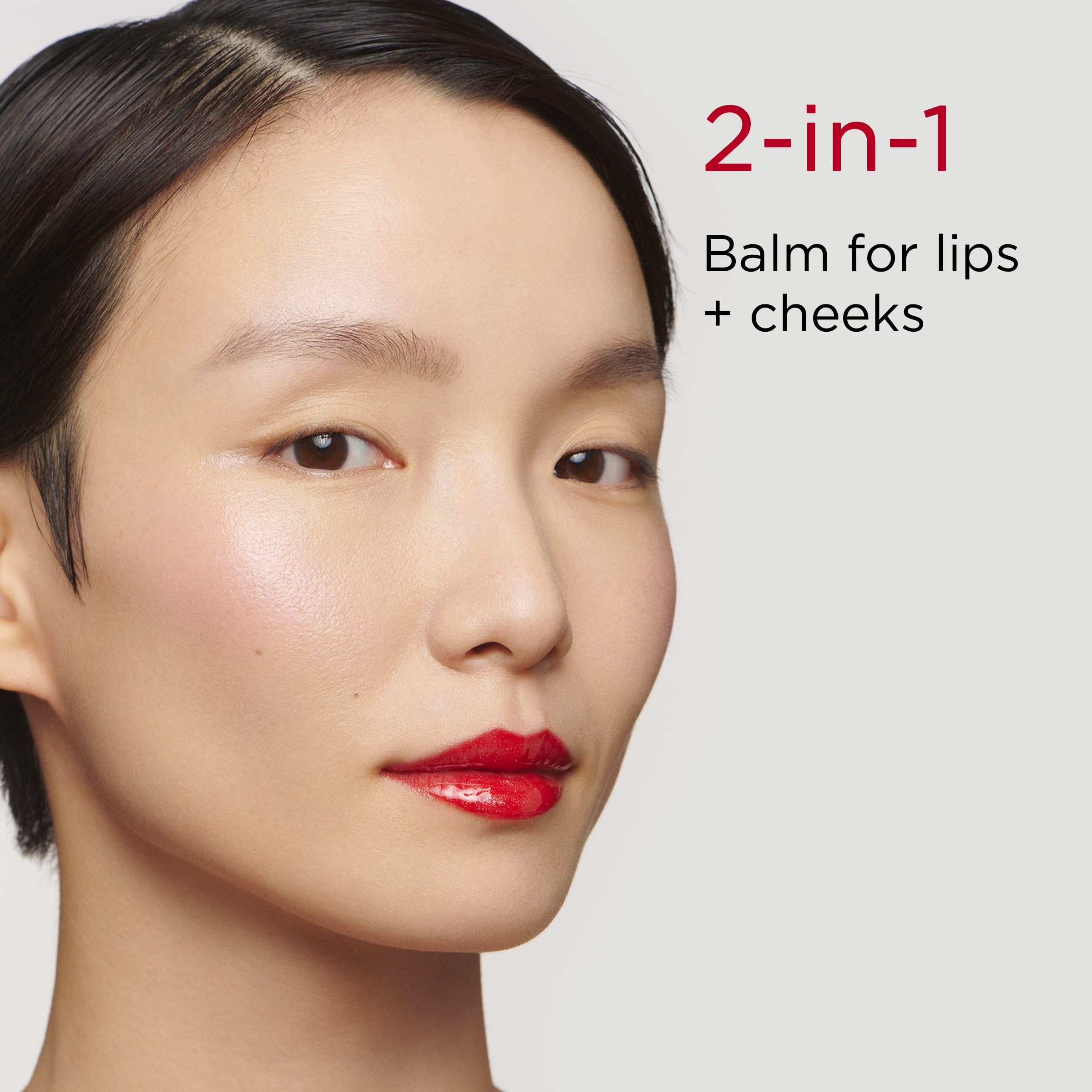 Gesicht einer Frau mit rotem Lip Perfector. Text: 2-in-1 Balm für Lippen + Wangen.