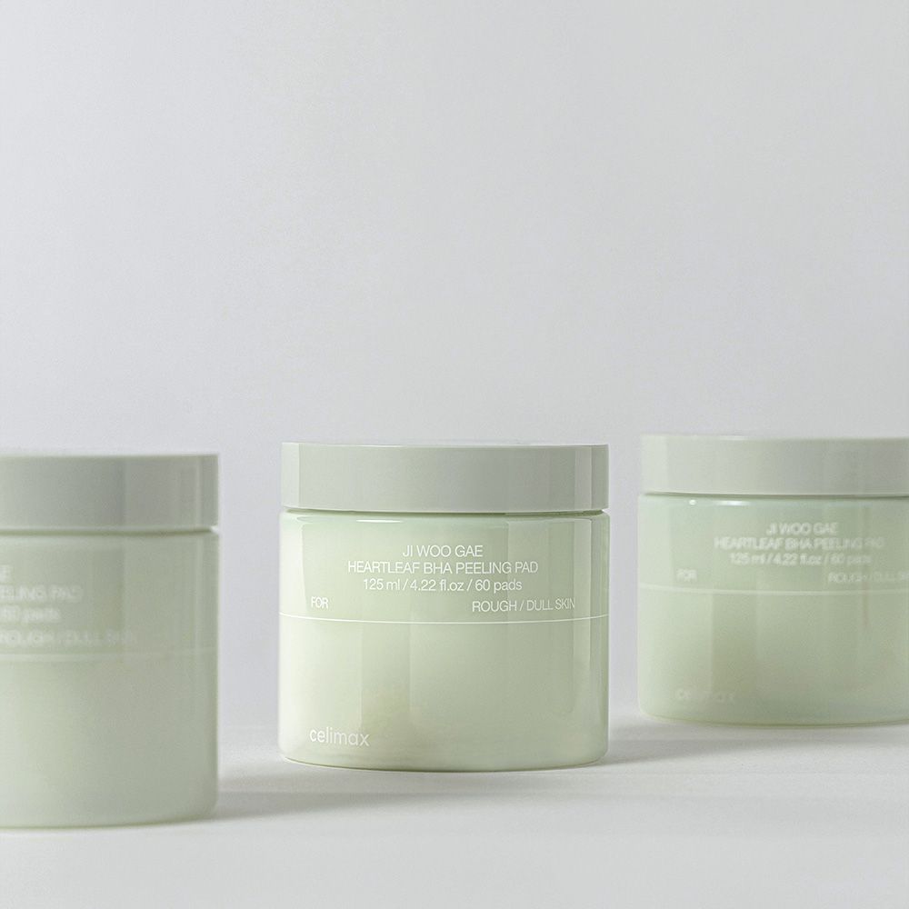 Drei Behälter mit Celimax Heartleaf BHA Peeling Pads.