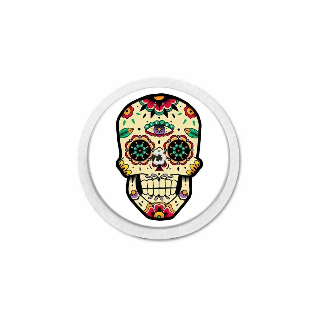 Runder Aufkleber mit einem Totenkopf-Design. Der Schädel ist bunt bemalt mit floralen Elementen.