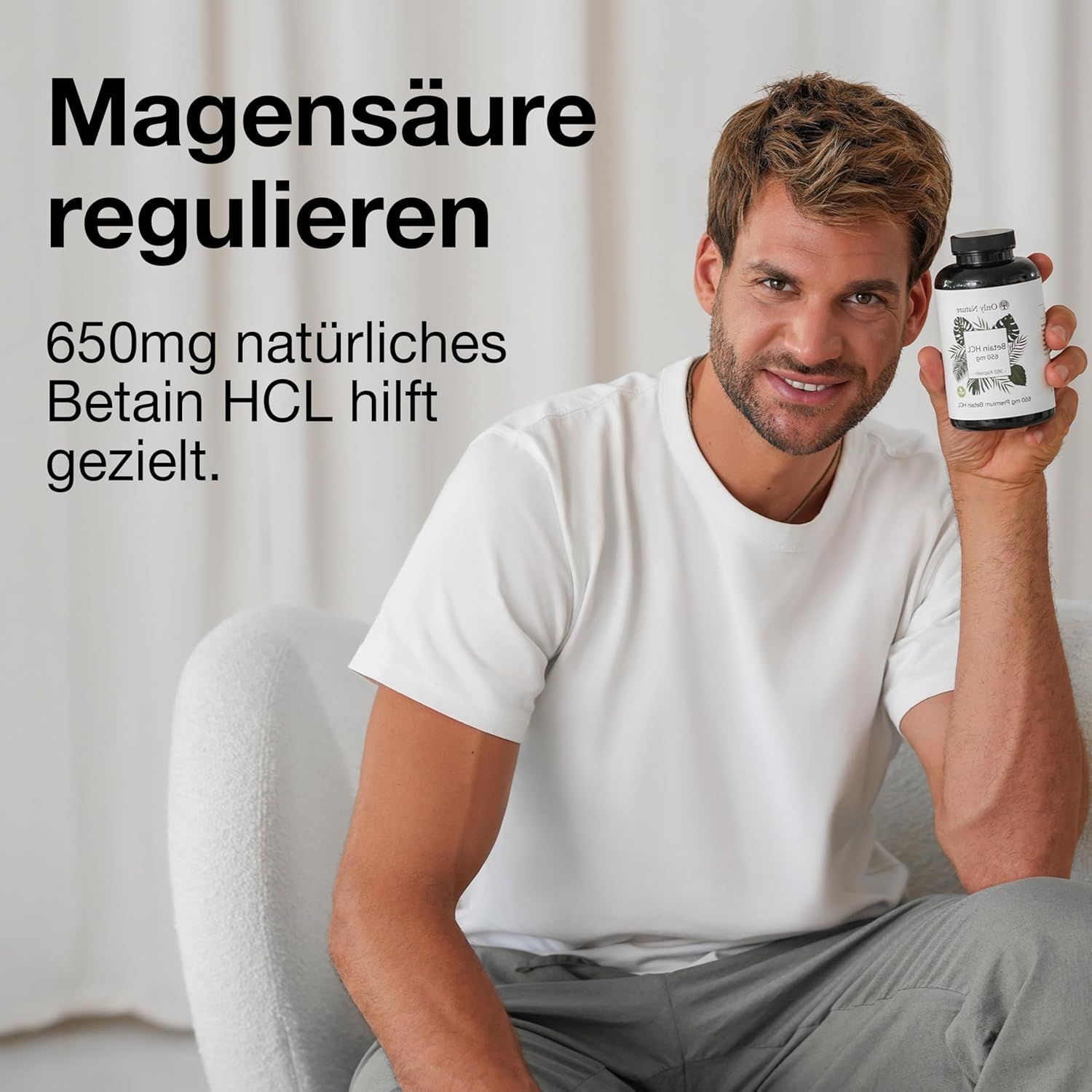 Mann hält eine Flasche "Betain HCL 650 mg". Text: "Magensäure regulieren".