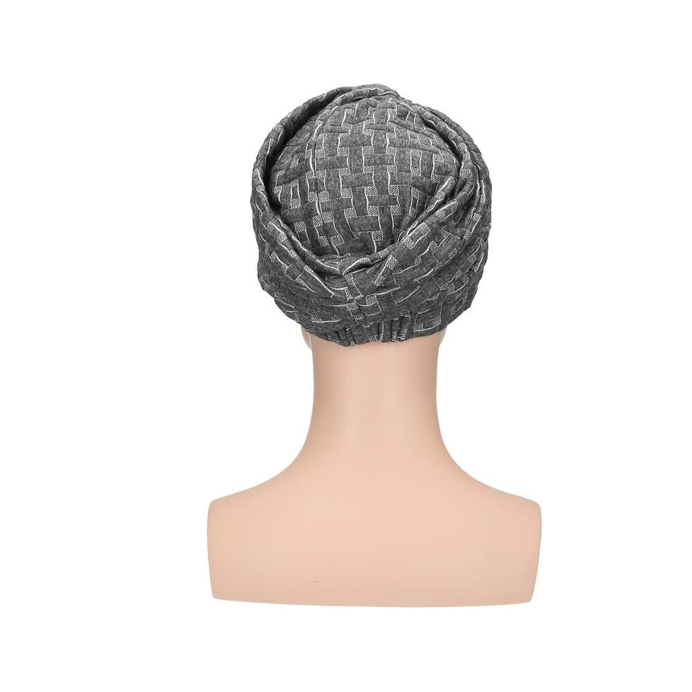 Grauer Turban mit Webmuster, von hinten auf einer Schaufensterpuppe.