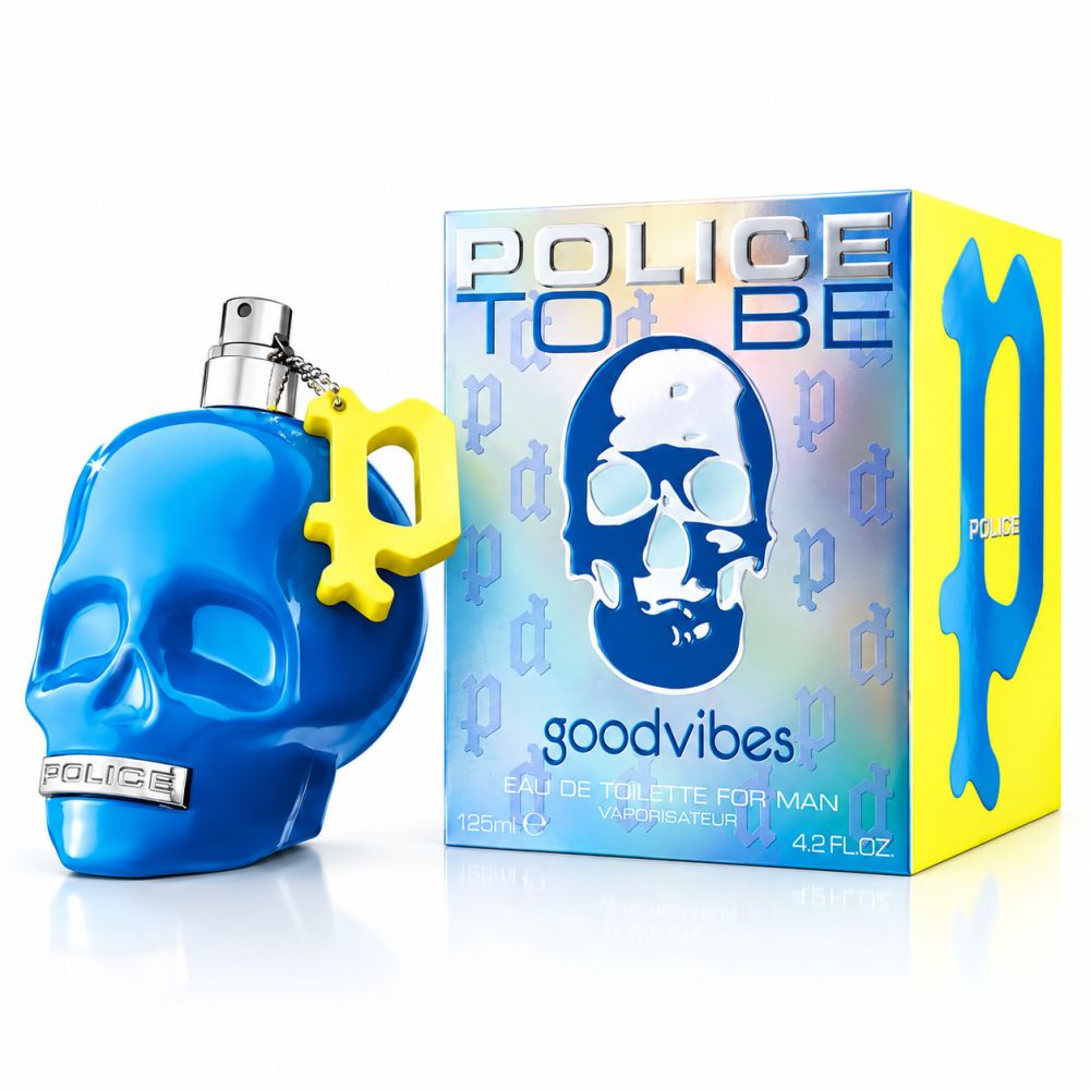 Blaue Totenkopf-Parfümflasche neben einer rechteckigen Schachtel mit Totenkopf-Design und "POLICE TO BE goodvibes"-Aufschrift.