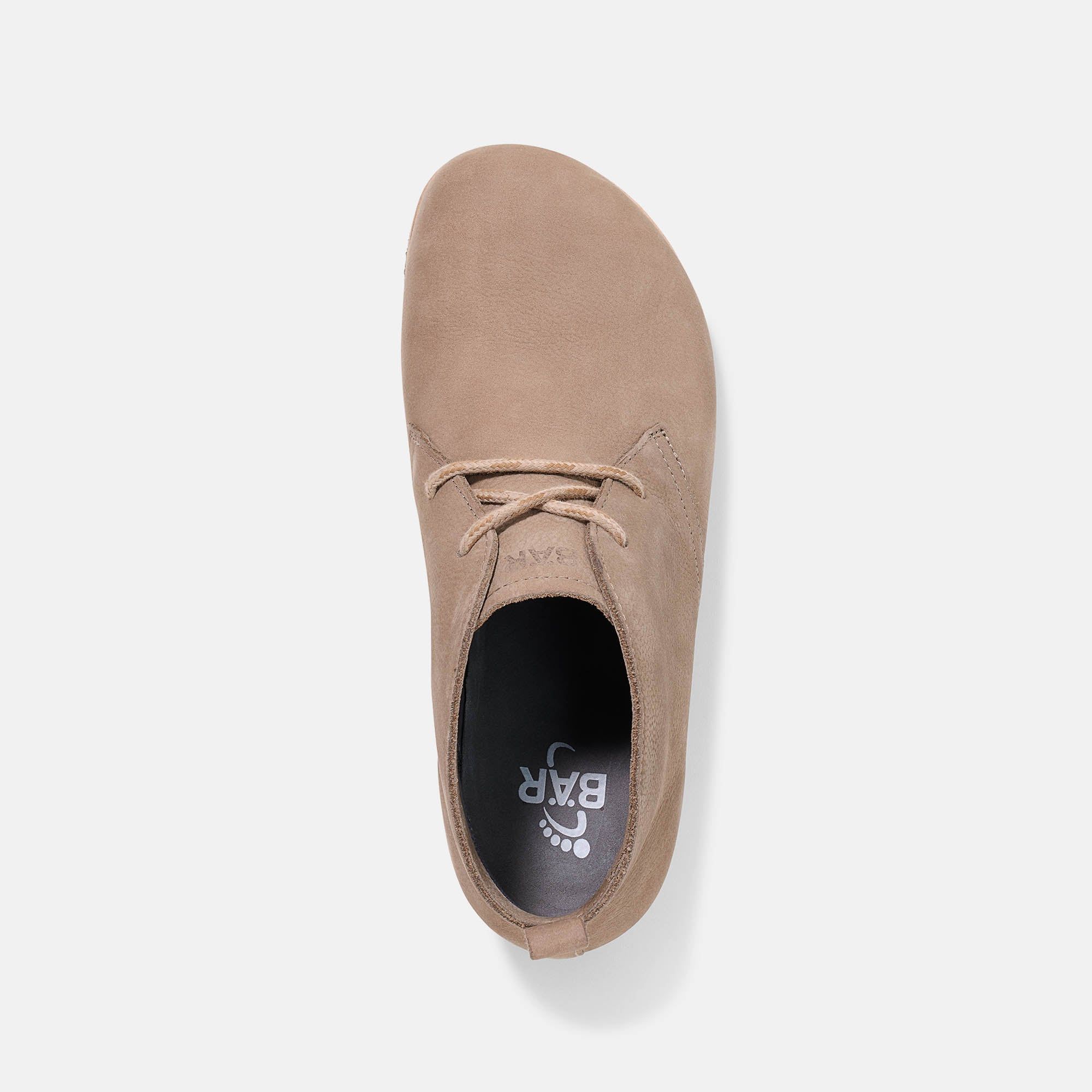 Hellbraune Stiefelette mit Schnürsenkeln. Flache Sohle, breite Passform. Draufsicht auf die Schuhsohle, BÄR Logo.