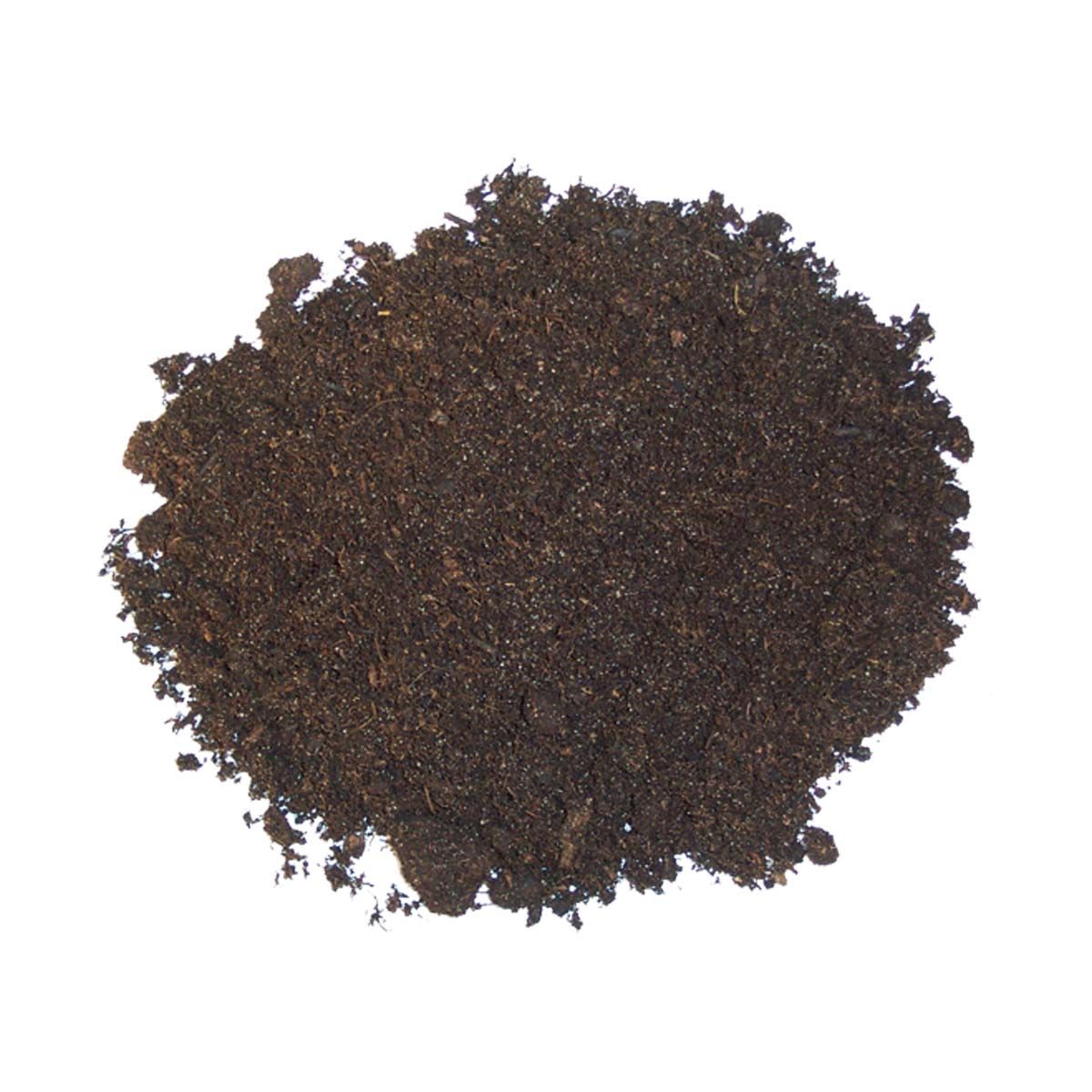 Haufen dunkler, feinkörniger Erde. Die Masse ist unregelmäßig geformt und vor weißem Hintergrund platziert.