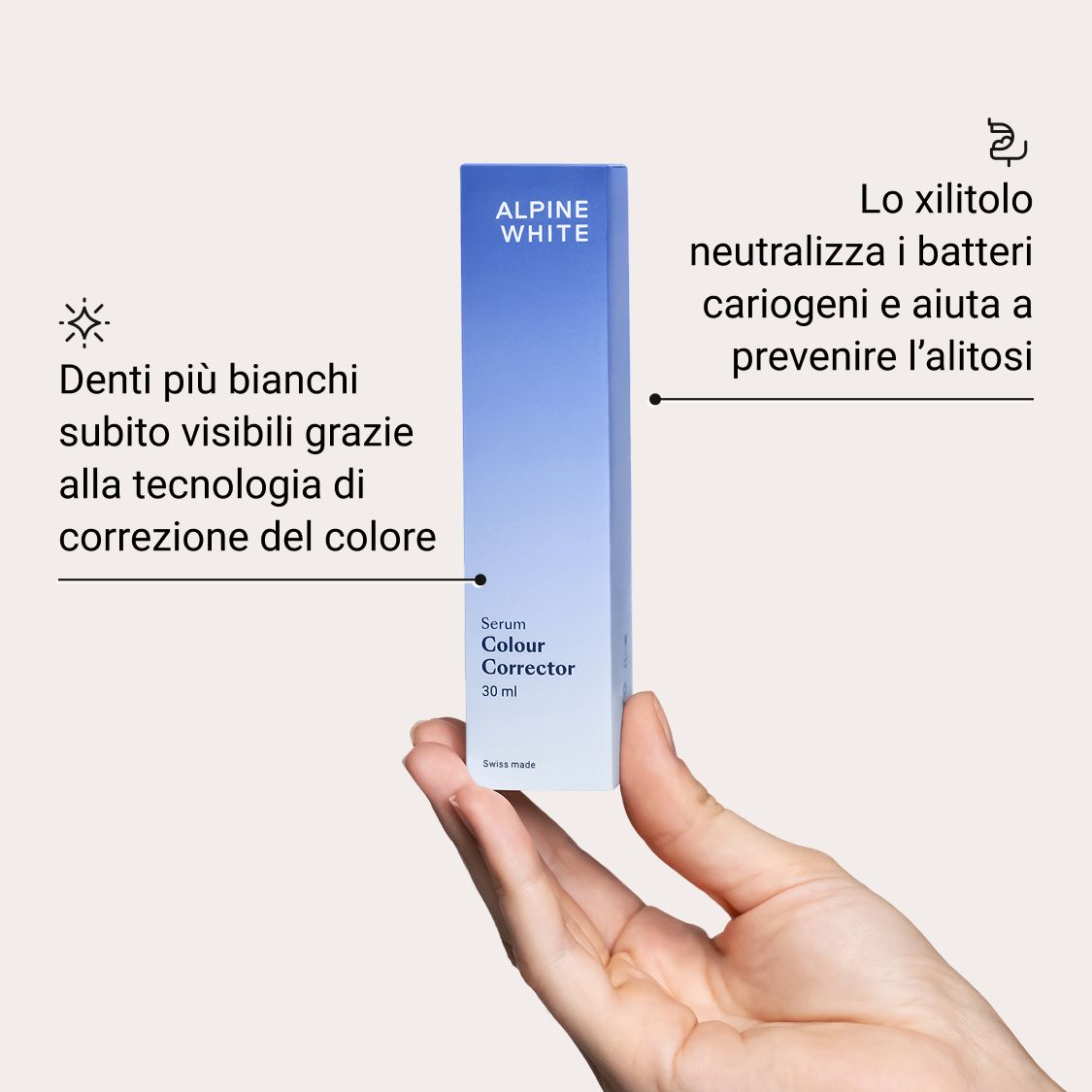 Mano che tiene la confezione. Confezione blu con testo. ALPINE WHITE, Serum Colour Corrector, 30 ml. Origine svizzera.