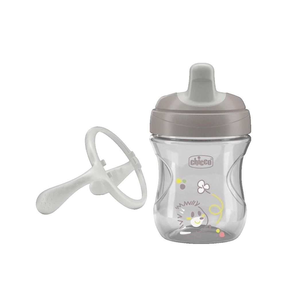 Chicco Trainingsbecher Grau 6m+. Grauer Trinkbecher mit transparentem Körper und Schnabelaufsatz. Abnehmbarer Griff liegt daneben.