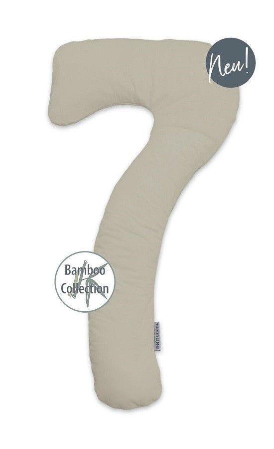 Beigefarbenes Seitenschläferkissen in 7-Form. Mit Labeln: "Neu!" und "Bamboo Collection". Marke: Theraline.