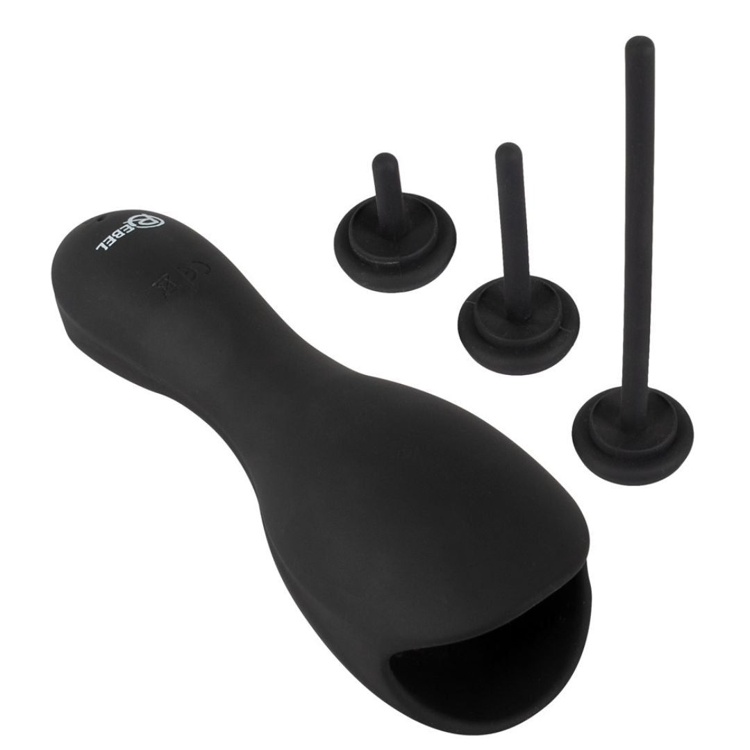 Schwarzer Masturbator mit drei unterschiedlich großen Dilatoren. Das Produkt hat eine ovale Form und das Logo von Rebel.