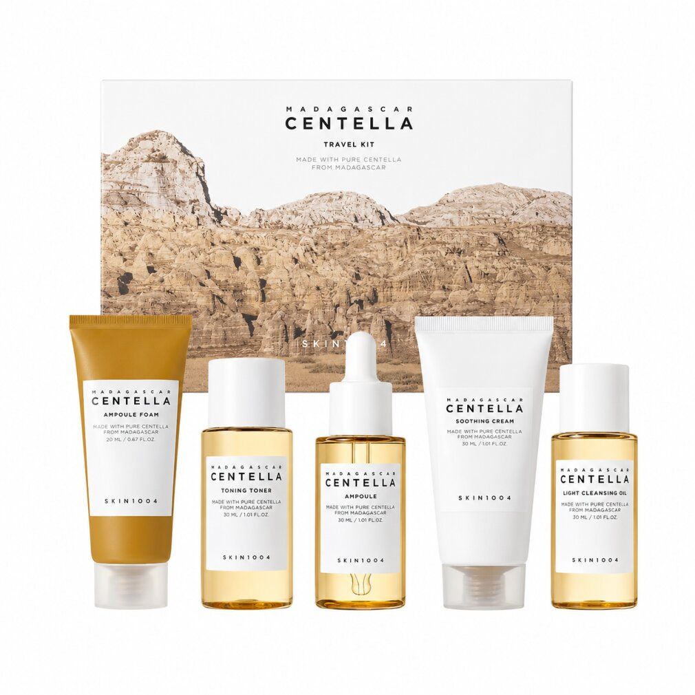 SKIN1004 Madagascar Centella Travel Kit mit fünf Produkten, auf hellem Hintergrund arrangiert.