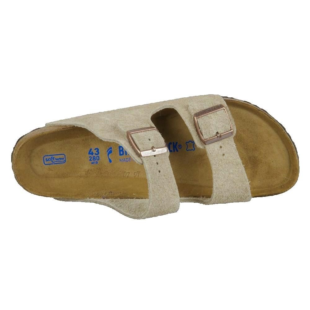 Vista dall'alto di sandalo con due cinturini e fibbie. Plantare in sughero. Camoscio beige.
