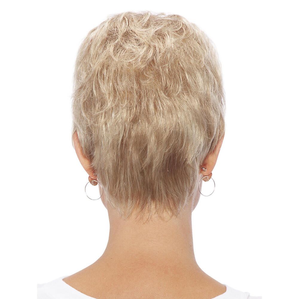 Kurzhaarperücke in Blond. Rückansicht einer Frau mit Perücke. Kurzer, gestufter Schnitt. Helle Haarfarbe.