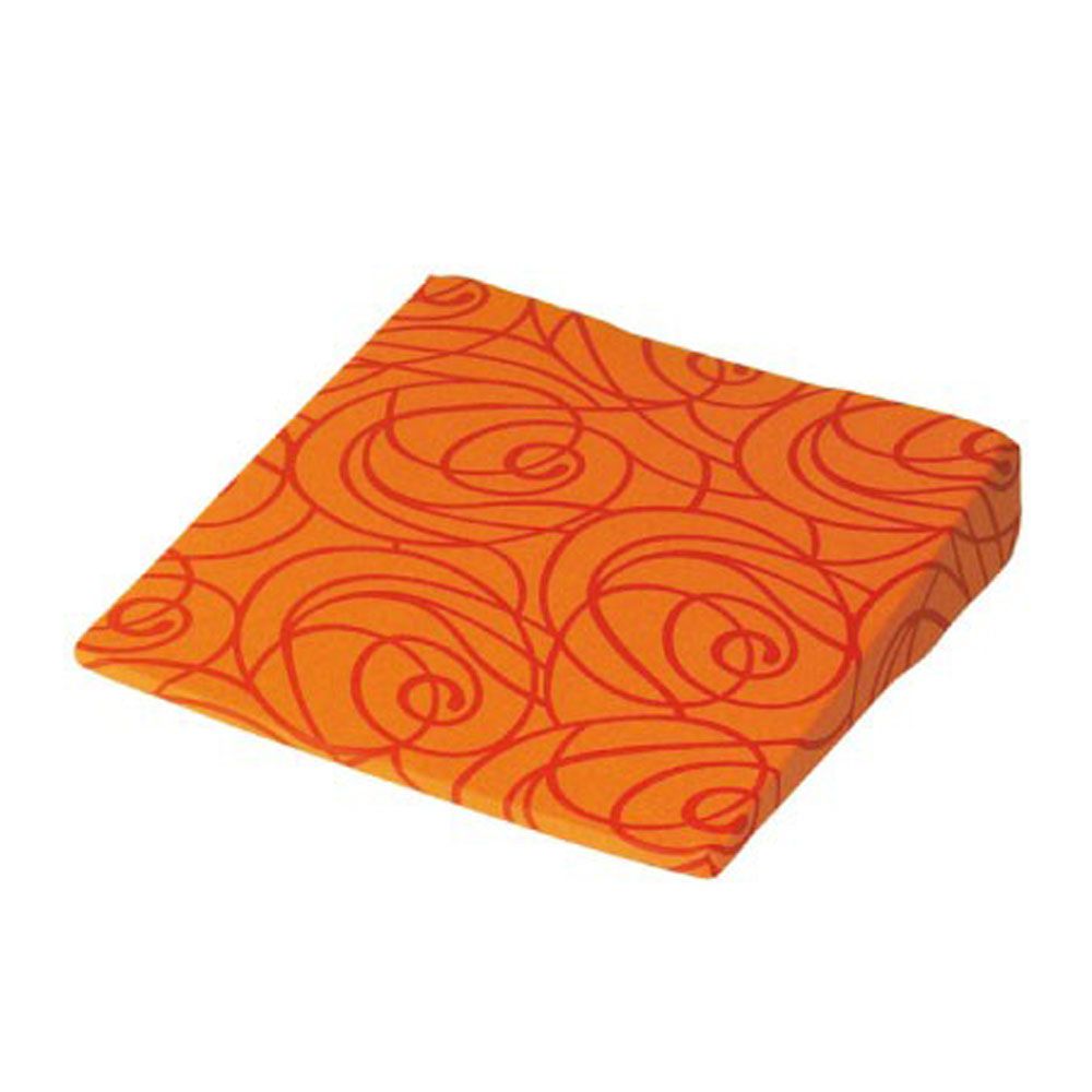 Keilkissen mit orangefarbenem Bezug und rotem Rosenmuster. Schrägansicht.