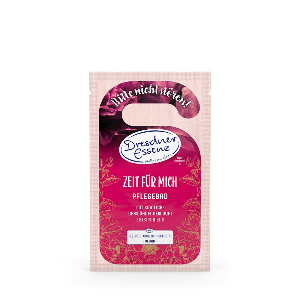 Pflegebad-Beutel mit Aufhänger. Text: Dresdner Essenz, Zeit für mich, Pflegebad. Rosa-roter Hintergrund mit floralem Muster.