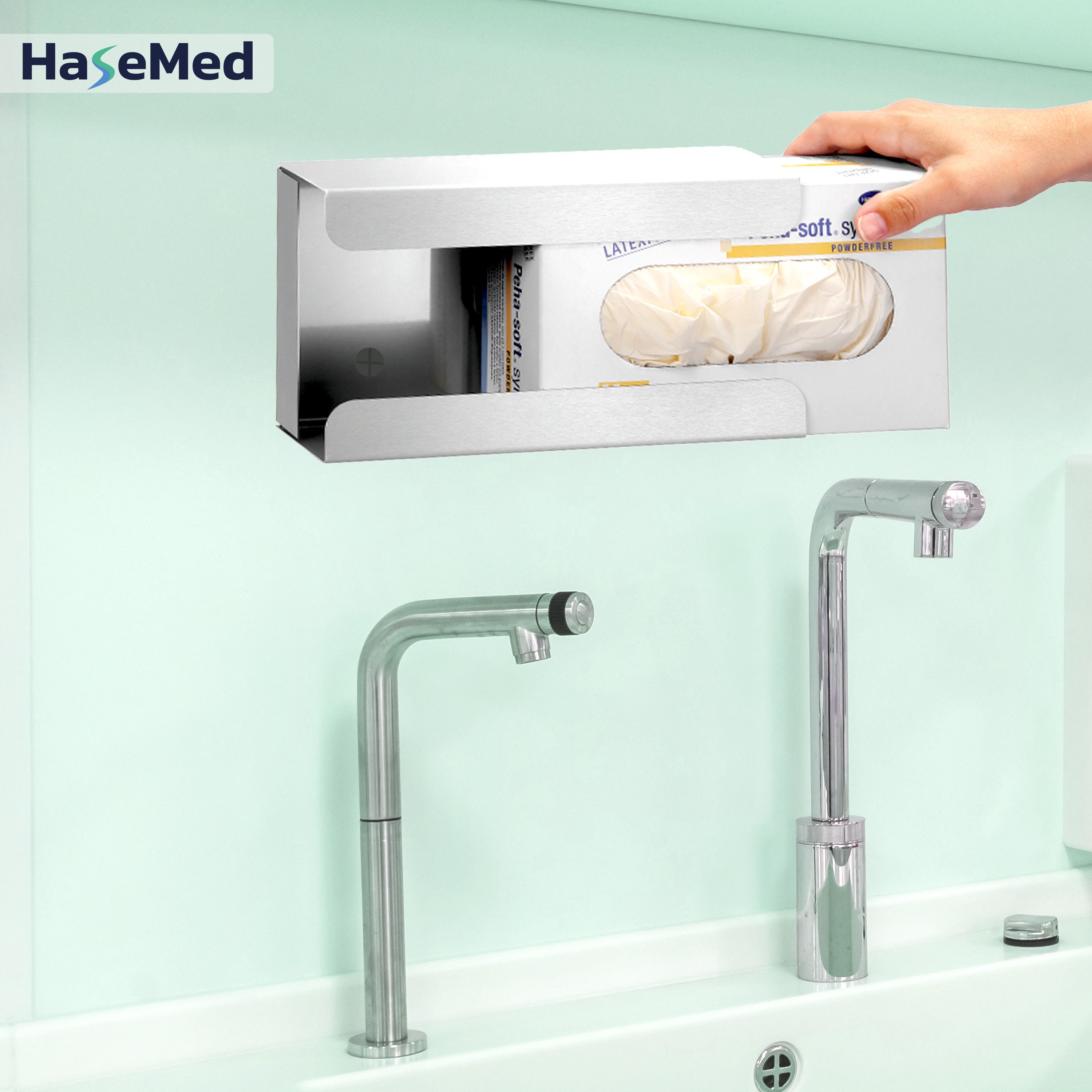 HaseMed Edelstahl-Halterung mit Handschuhbox. Installation über Waschbecken. Wasserhähne im Hintergrund.