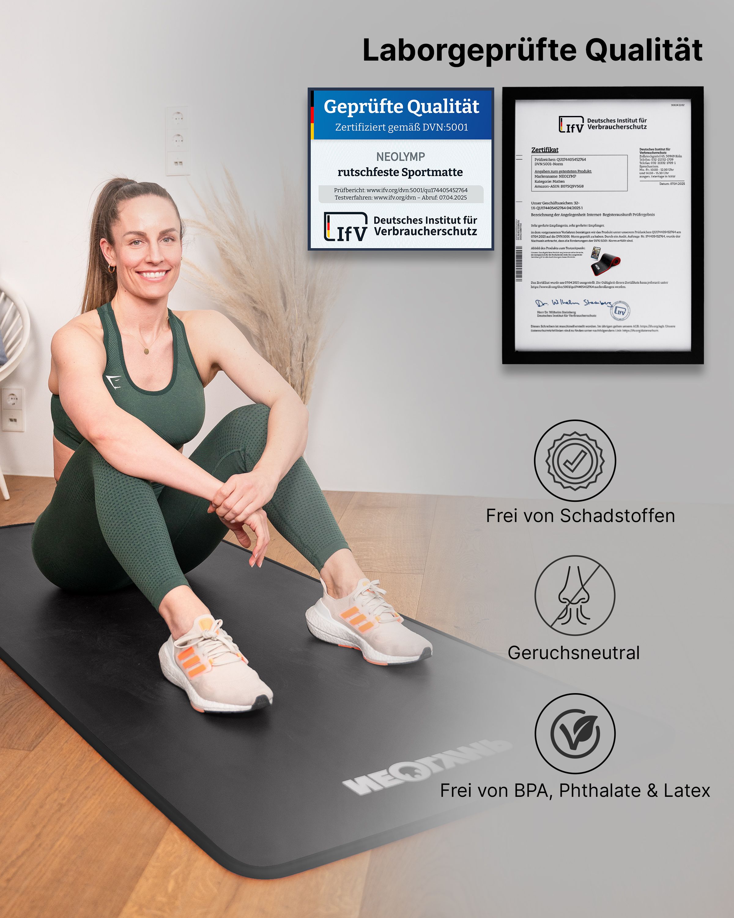 Eine Frau sitzt auf einer schwarzen Fitnessmatte. Im Hintergrund sind Zertifikate und das Logo zu sehen. Die Matte ist geruchsneutral.