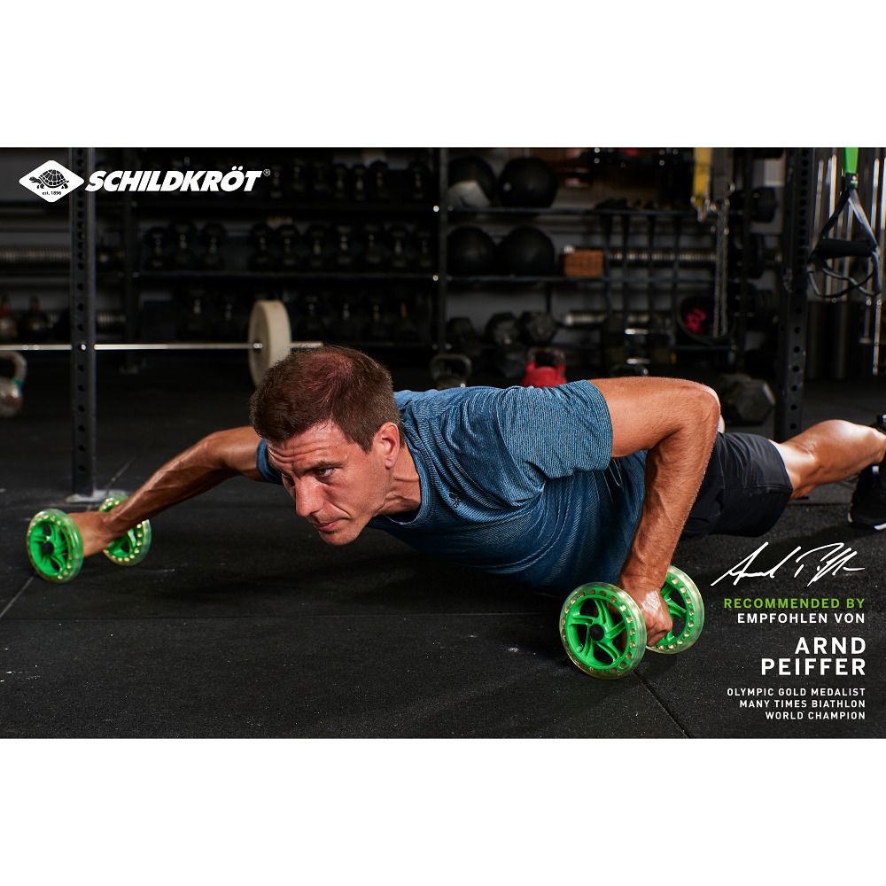 Mann trainiert mit zwei grünen Schildkröt® Dual Core Wheels. Logo und Empfehlung von Arnd Peiffer.
