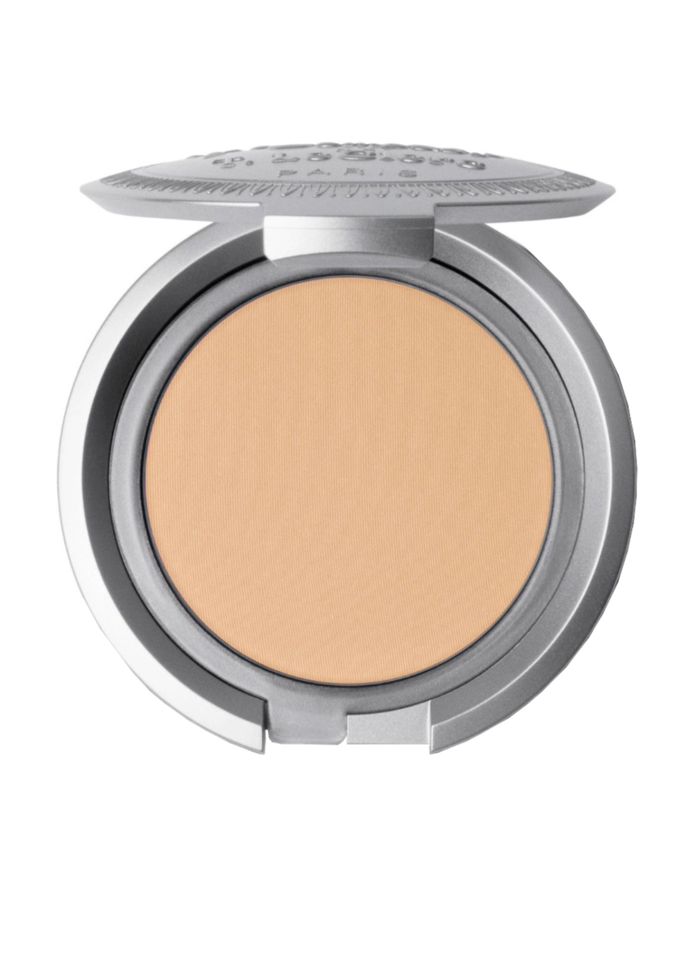 Poudre compacte claire dans un boîtier argenté. Couvercle ouvert, produit visible.