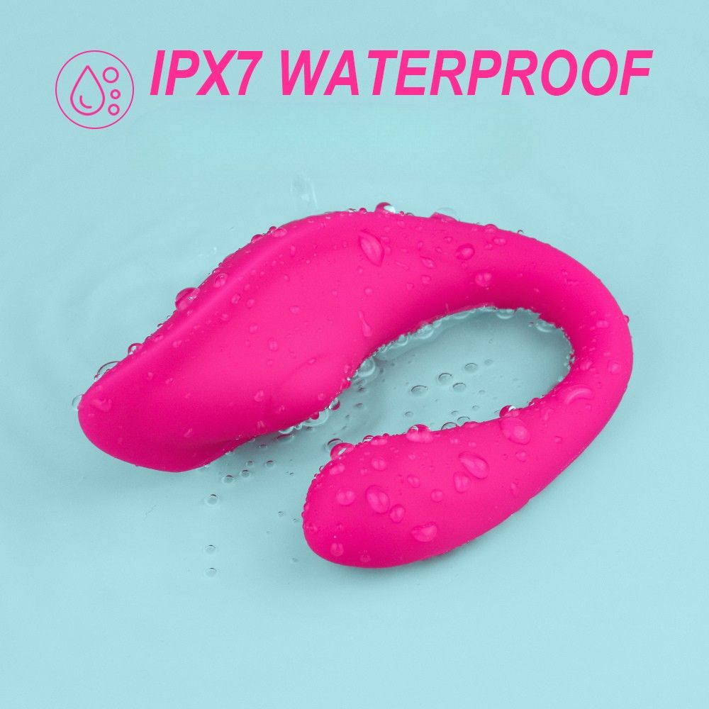 Rosa Vibrator im Wasser. IPX7 wasserdicht. Hintergrund hellblau. Wassertropfen auf dem Produkt.