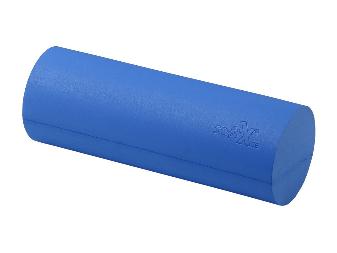 Blaue Faszienrolle. Zylindrische Form. Auf einer Seite ist das Logo softX® zu sehen.