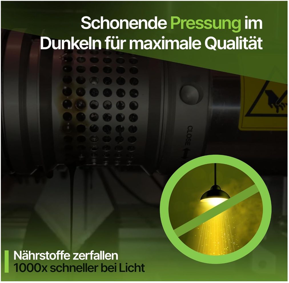 Maschine mit Text. Aufschrift: Schonende Pressung im Dunkeln für maximale Qualität. Nährstoffe zerfallen 1000x schneller bei Licht.