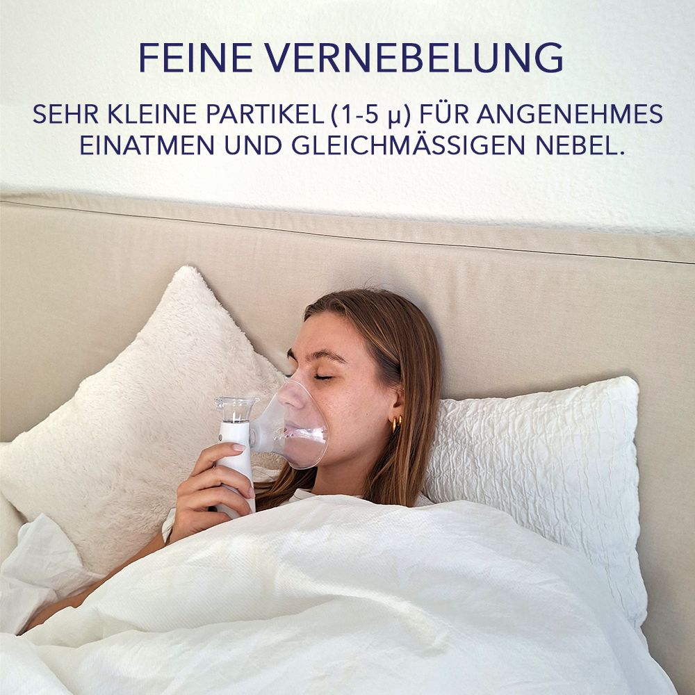 Frau liegt im Bett mit Maske. Text: Feine Vernebelung. IEA MEDICAL Inhalationsgerät.