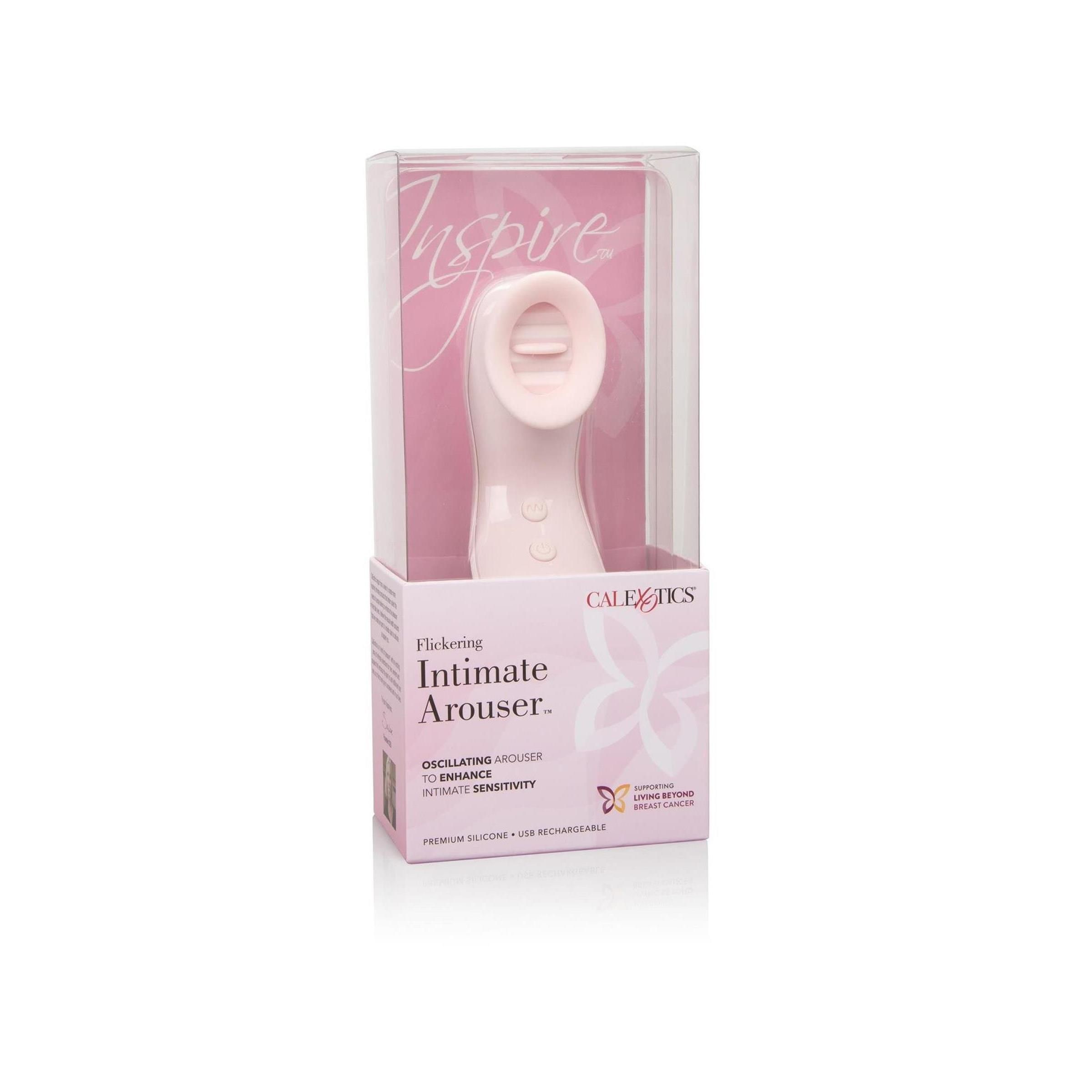 Rosa Intim-Arouser in Verpackung. Produktname: Flickering Intimate Arouser. Marke: CalExotics. Text: Oszillierendes Gerät zur Steigerung der Empfindlichkeit.