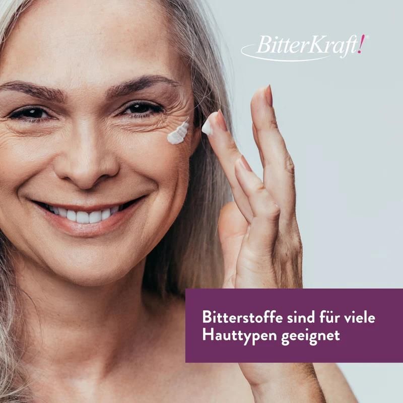 Ältere Frau trägt Creme auf. Text: Bitterstoffe sind für viele Hauttypen geeignet. BitterKraft!